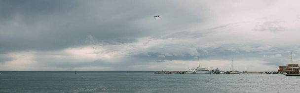 prise de vue panoramique des navires en mer Méditerranée contre le ciel avec des nuages
  - Photo, image