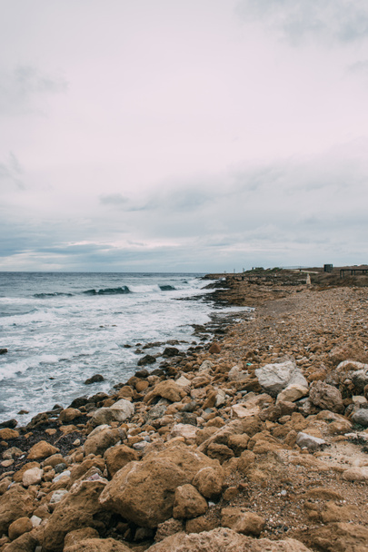 nyugodt tengerpart kövekkel a Földközi-tenger közelében - Fotó, kép