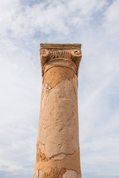 άποψη χαμηλής γωνίας του αρχαίου οίκου του Θησέα στήλη στον πάφο - Φωτογραφία, εικόνα
