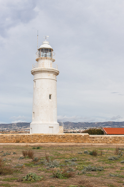 biała i stara latarnia morska w cyprze - Zdjęcie, obraz