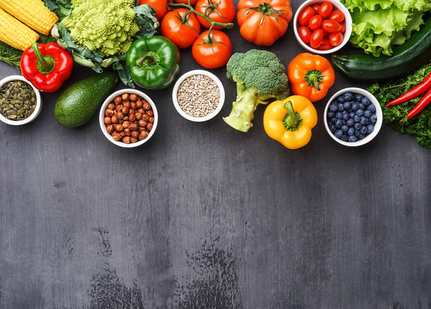 Egészséges étkezési összetevők: friss zöldségek, gyümölcsök és szuperételek. Táplálkozás, diéta, vegán étel koncepció. Konkrét háttér - Fotó, kép