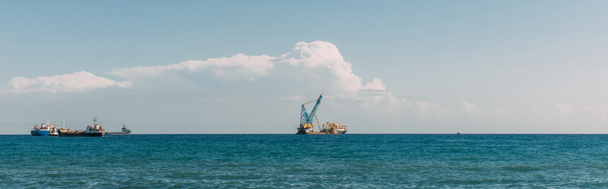 prise de vue panoramique des navires en mer Méditerranée bleue contre ciel bleu
  - Photo, image