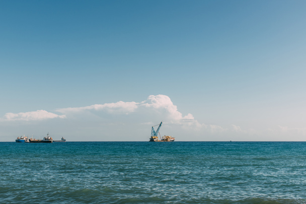 Schiffe im blauen Mittelmeer vor blauem Himmel mit Wolken  - Foto, Bild