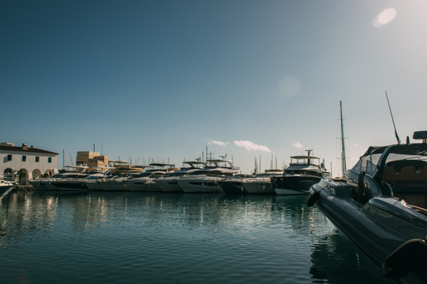 zacumowane nowoczesne i białe jachty w Morzu Śródziemnym - Zdjęcie, obraz