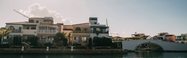 vue panoramique des maisons près de la mer Méditerranée
 - Photo, image