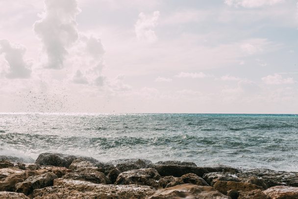 rochers près de la mer Méditerranée contre ciel bleu avec nuages
  - Photo, image