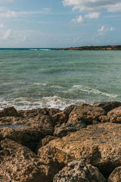 rocas húmedas cerca del mar Mediterráneo contra el cielo azul
  - Foto, imagen