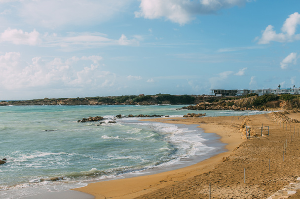 tengerpart és homokos strand a Földközi-tenger közelében a kék ég ellen - Fotó, kép