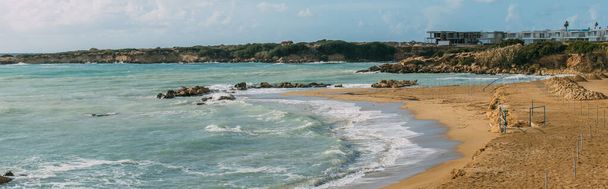 панорамний знімок берегової лінії і піщаного пляжу біля середземного моря
 - Фото, зображення