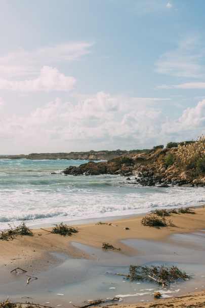 praia de areia perto do mar Mediterrâneo contra o céu azul
 - Foto, Imagem
