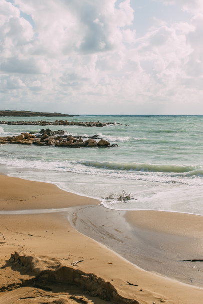 wybrzeże z piaszczystą plażą w pobliżu Morza Śródziemnego przed błękitnym niebem - Zdjęcie, obraz