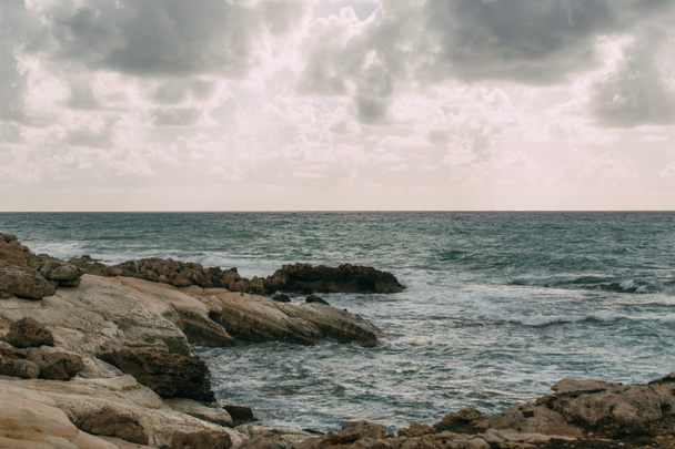 costa cerca del mar Mediterráneo contra el cielo gris con nubes
  - Foto, imagen