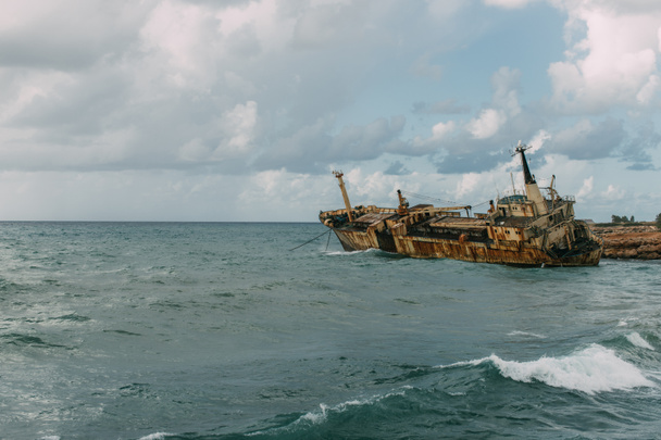 Rostiges Schiff im blauen Wasser des Mittelmeeres - Foto, Bild