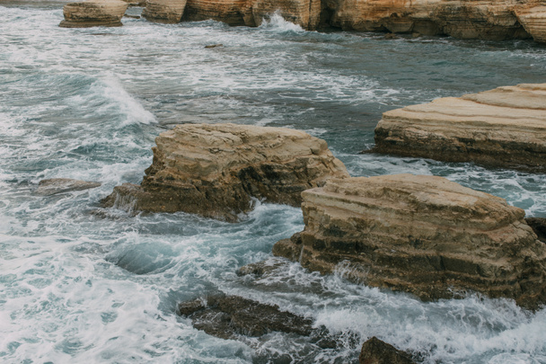 natte stenen bij het water van de Middellandse Zee  - Foto, afbeelding