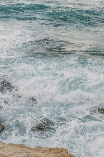 mousse blanche dans l'eau bleue de la mer Méditerranée
 - Photo, image