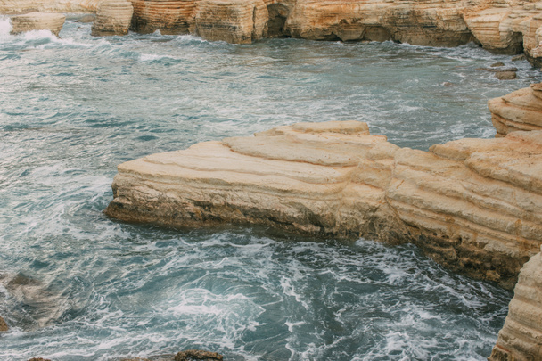 piedras mojadas en el agua del mar mediterráneo en cyprus
   - Foto, Imagen