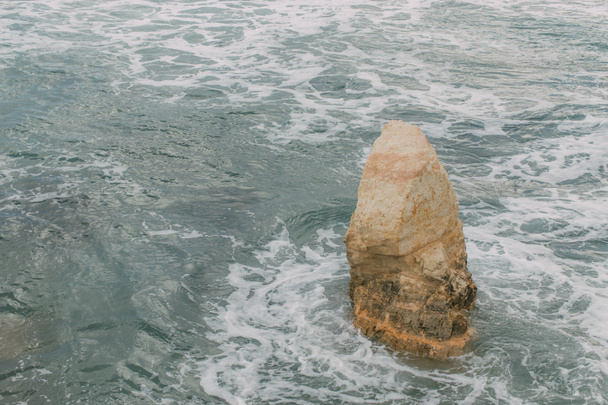 espuma blanca cerca de piedra mojada en agua de mar mediterráneo en cyprus
   - Foto, Imagen