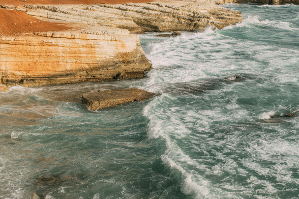 mousse blanche près des rochers en mer bleue
  - Photo, image