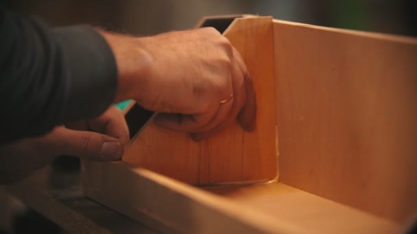 Tischlerarbeiten - Hände eines Arbeiters, der die Holzteile verleimt - machen einen Organisator - Filmmaterial, Video