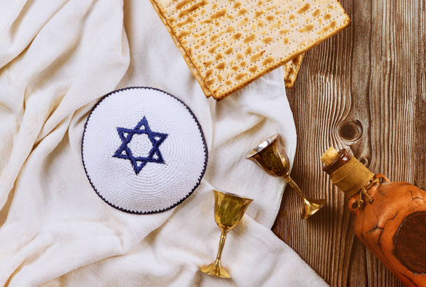 Fiesta de Pesah, matza pan sin levadura y vino kosher de cuatro copas, fiesta judía de Pascua
 - Foto, Imagen