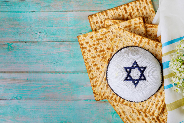 Πάσχα εβραϊκή pesah διακοπές με matzah Haggadah σε ένα άζυμο ψωμί - Φωτογραφία, εικόνα