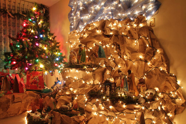 Tradiční vánoční stromeček a Ježíš narození zastoupení - Fotografie, Obrázek