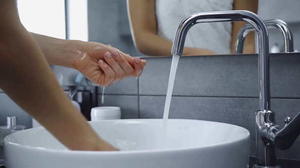 καλλιεργημένη άποψη της νεαρής γυναίκας πλύσιμο των χεριών με σαπούνι - Πλάνα, βίντεο