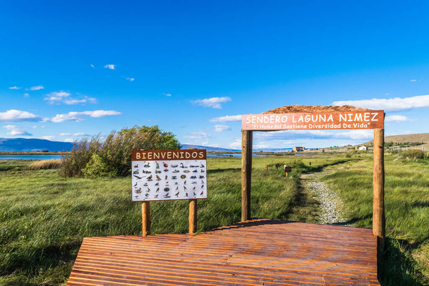 Tájkép a kalafátusi Nimez lagúnáról, Patagóniában, Argentínában. - Fotó, kép