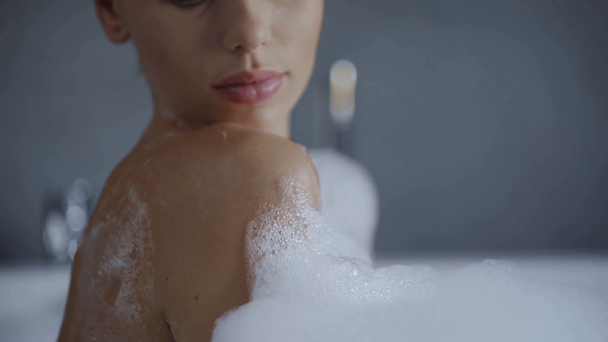 vista de cerca de la atractiva joven lavando en baño de burbujas
 - Imágenes, Vídeo