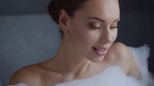 atractiva joven bebiendo champán en baño de burbujas
 - Imágenes, Vídeo