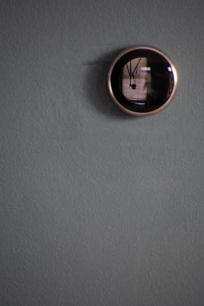 Älykäs kodin termostaatti eristetty sininen seinä. Näytöllä näkyvä lämpötila
. - Valokuva, kuva