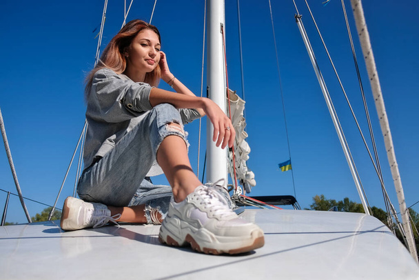 Schöne junge Frau posiert auf Jacht. Modell segelt an Bord - Foto, Bild