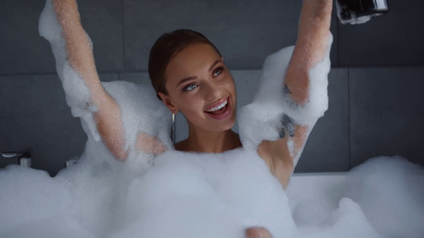 atractiva joven celebrando en baño de burbujas con champán
  - Imágenes, Vídeo