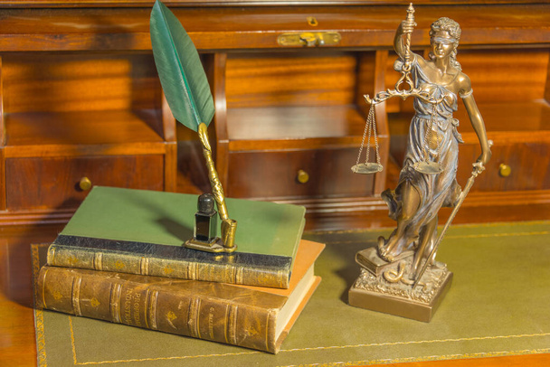 Adalet heykeli ve hukuk firması için kitap. - Fotoğraf, Görsel