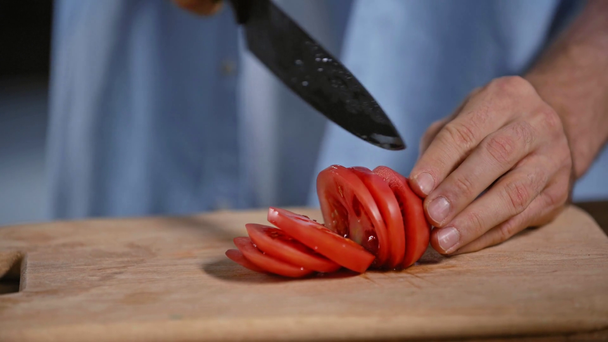 vista cortada do homem cortando tomate fresco na tábua de corte
 - Filmagem, Vídeo