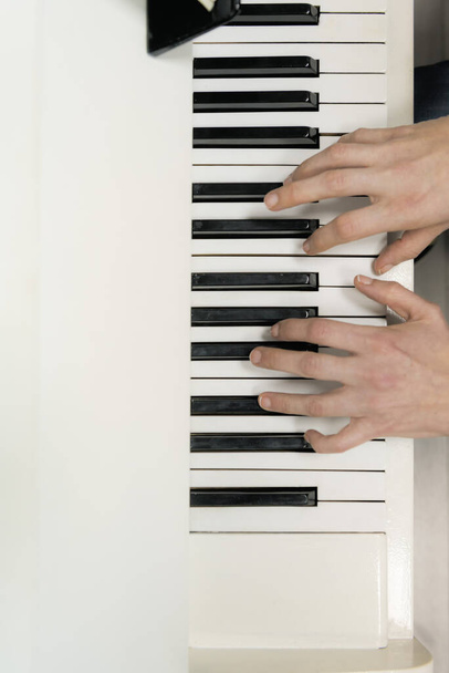 egy zongorázó nő kezei - Fotó, kép