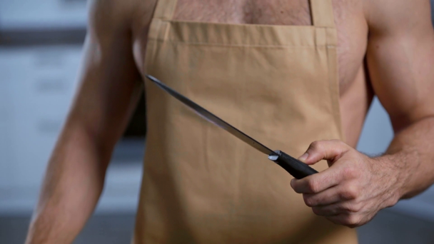 levágott kilátás férfi kezében kés égő láng rajta - Felvétel, videó