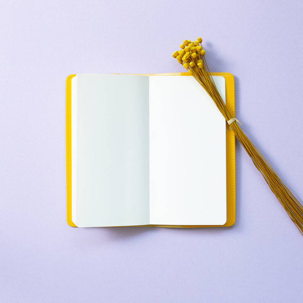 Cuaderno vacío con decoración floral. plano, vista superior, espacio para copiar
 - Foto, Imagen
