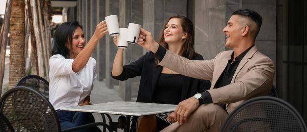 liiketoiminnan tausta liikemiehet hauskaa yhdessä kahvin kanssa kahvilassa ulkona
 - Valokuva, kuva