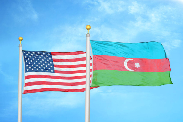 Verenigde Staten en Azerbeidzjan twee vlaggen op vlaggenmasten en blauwe bewolkte lucht achtergrond - Foto, afbeelding