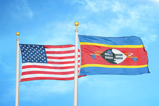 ABD ve Eswatini Svaziland bayrak direkleri ve mavi bulutlu arka planda iki bayrak - Fotoğraf, Görsel