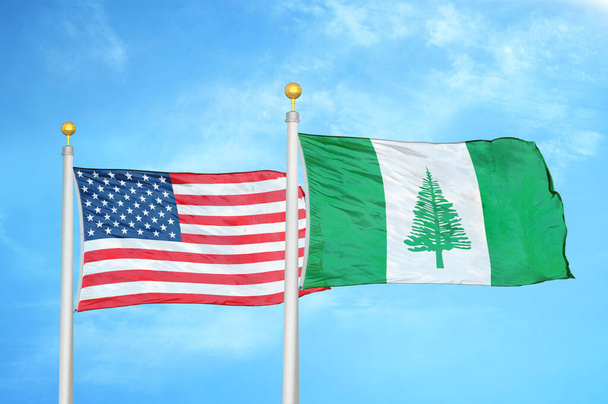 Estados Unidos e Isla Norfolk dos banderas sobre asta de bandera y fondo azul cielo nublado
 - Foto, Imagen