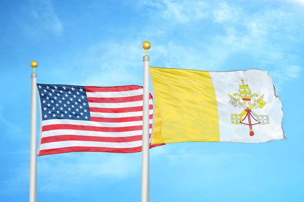 USA und Vatikan zwei Flaggen auf Fahnenmasten und blauer wolkenverhangener Himmel Hintergrund - Foto, Bild