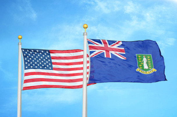 Spojené státy a Panenské ostrovy Britské dvě vlajky na vlajkových stožárech a modrá oblačná obloha pozadí - Fotografie, Obrázek