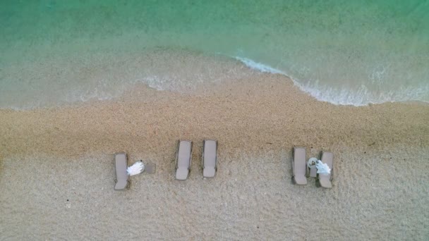 Sahilde güneşlenenlerin ve plaj şemsiyelerinin havadan çekilmiş görüntüleri. - Video, Çekim