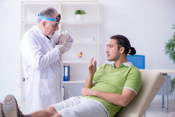 Paciente masculino que visita al médico otorrinolaringólogo - Foto, Imagen