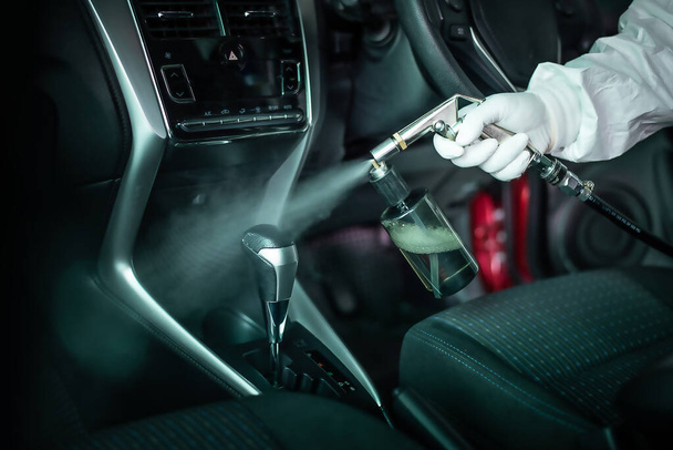 Чисті поверхні в автомобілі з дезінфікуючим спреєм. Допомога вбити коронавірус в машині після виходу
. - Фото, зображення