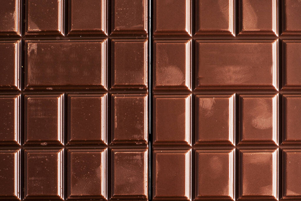 Tatlı, lezzetli sütlü çikolata. Arka taraftaki fotoğraf. - Fotoğraf, Görsel