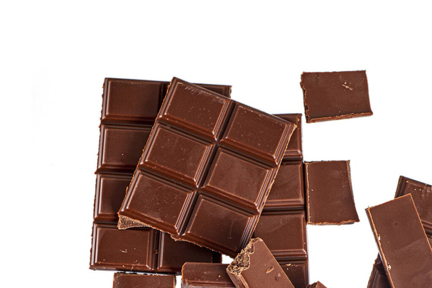 Leckere süße schwarze Vollmilch-Schokolade auf weißem Hintergrund - Foto, Bild