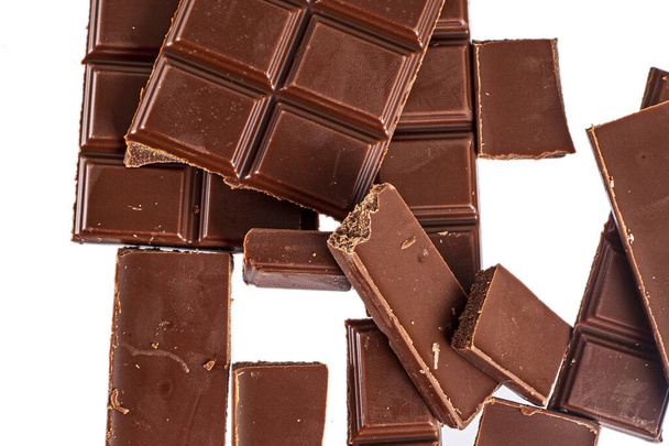 Leckere süße schwarze Vollmilch-Schokolade auf weißem Hintergrund - Foto, Bild